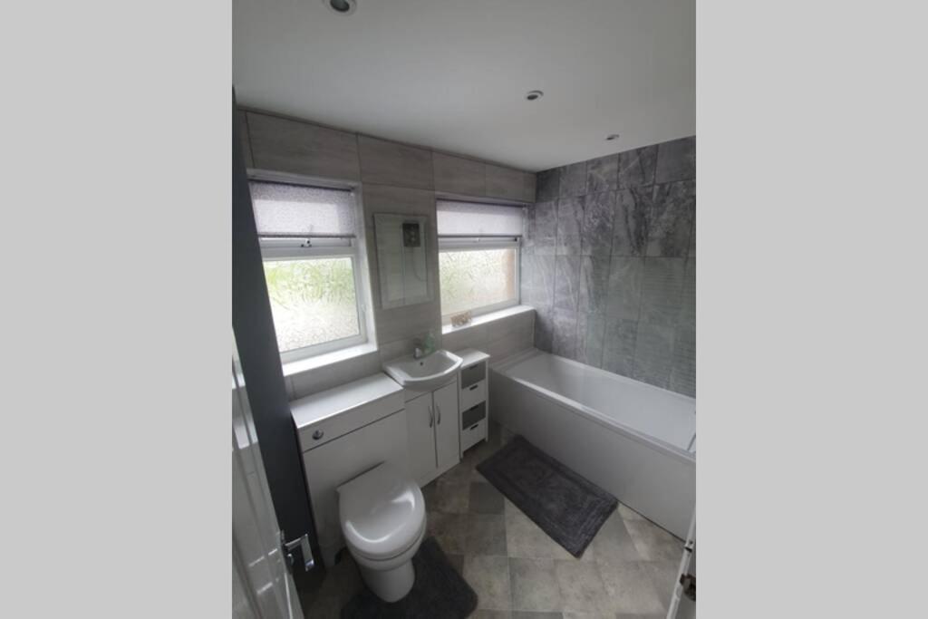 Entire House - Cheshire Oaks/Ellesmere Port Extérieur photo